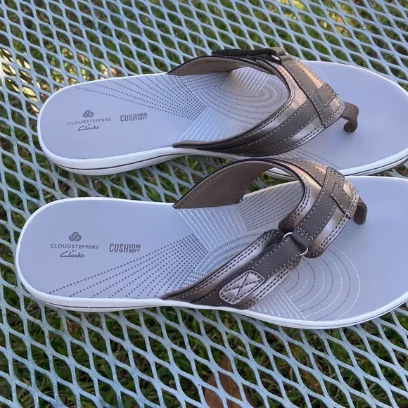 SOLD Clarks NEW cloud stepper‘s soft cushion flip-flops pewter new in box - Picture 5 of 9